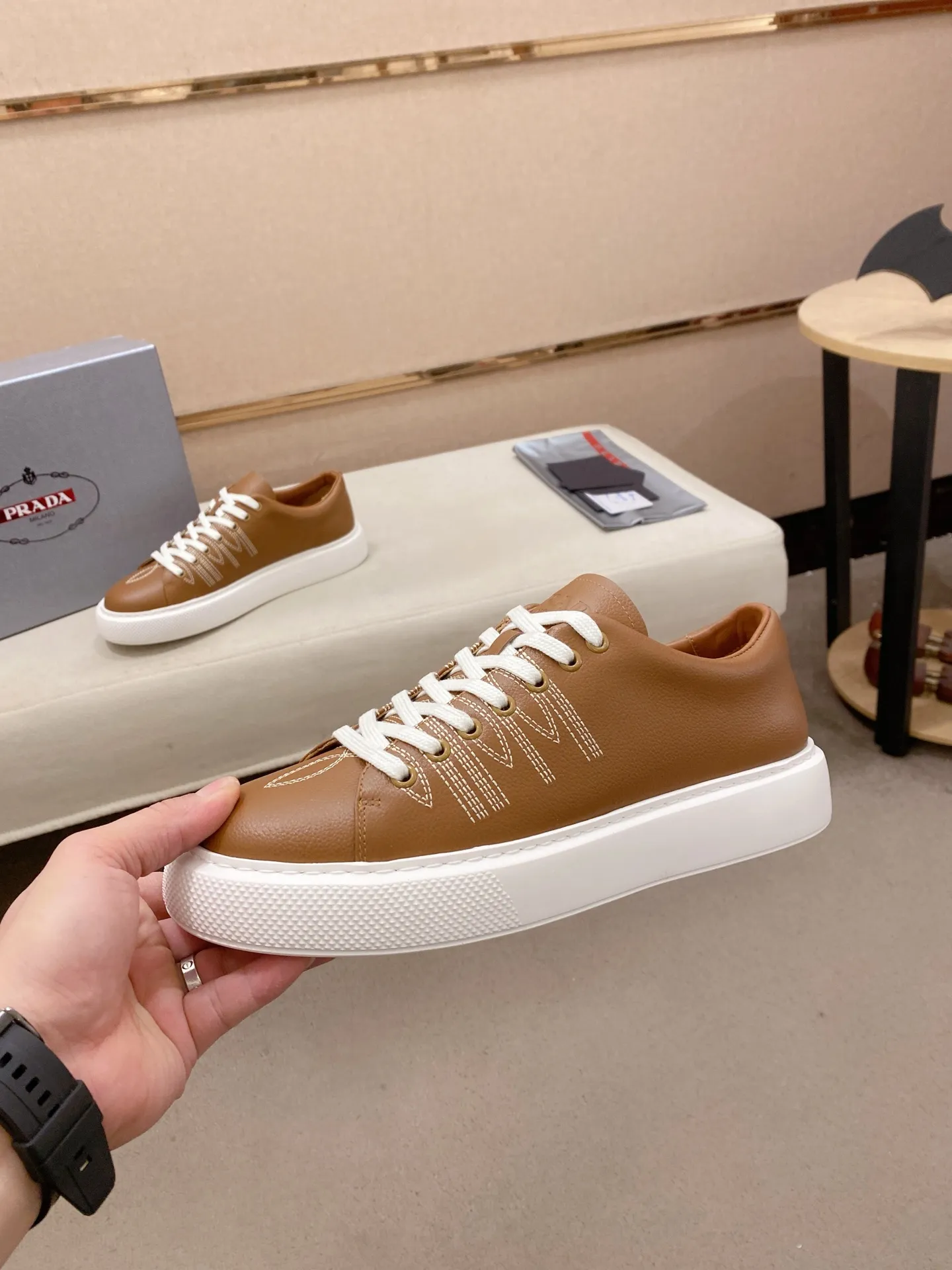 Factory price 560💰 ✔️✔️✔️Higher version High-quality new PRADA (Prada) counters are launched simultaneously. The new men's shoes and 😘fabric are made of selected first-layer cowhide with superb craftsmanship. Lining: Full cowhide lining. 👍🏿 High-end ☄️ air-cushion molded anti-slip rubber outsole, exquisite lines, simple and elegant, comfortable and high-end for leisure travel. Code number: 38 to 45